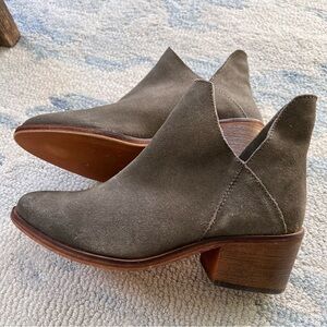 ZARA TRAFULAC TAUPE SUEDE CHELSEA ANKLE BOOTIES SIZE 8.5 EUC